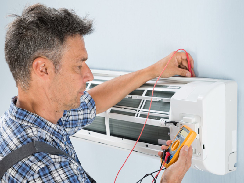 Técnico revisando Aire Acondicionado Lamborghini